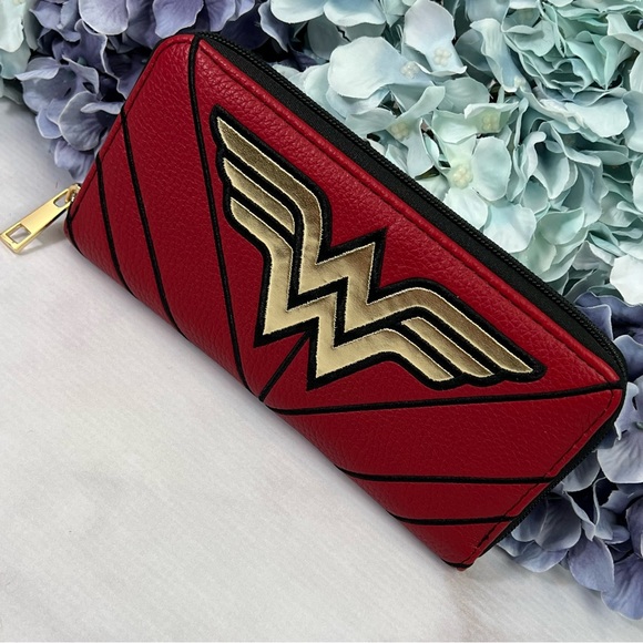 DC Comics Wonder Woman Double Sided Clutch Wallet - Picture 3 of 16